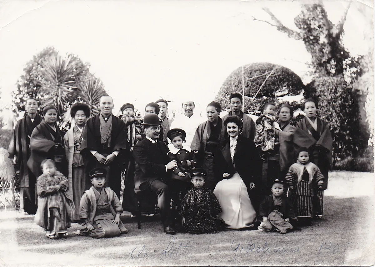 Gruppenporträt der Familie Ritter und der Mitarbeitenden des Schweizer Generalkonsulats in Yokohama, 1905