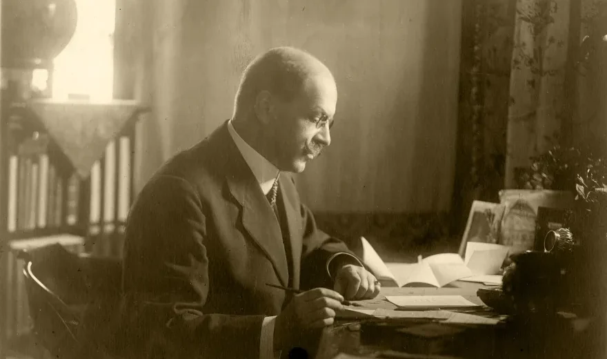 Paul Ritter beim Schreiben eines Briefes in Japan